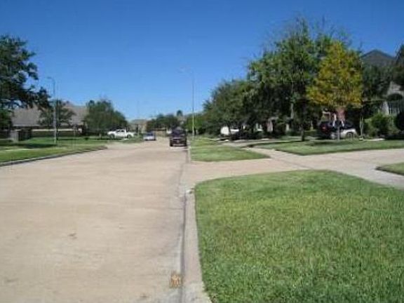3rd image of 2723 Pinebend Dr