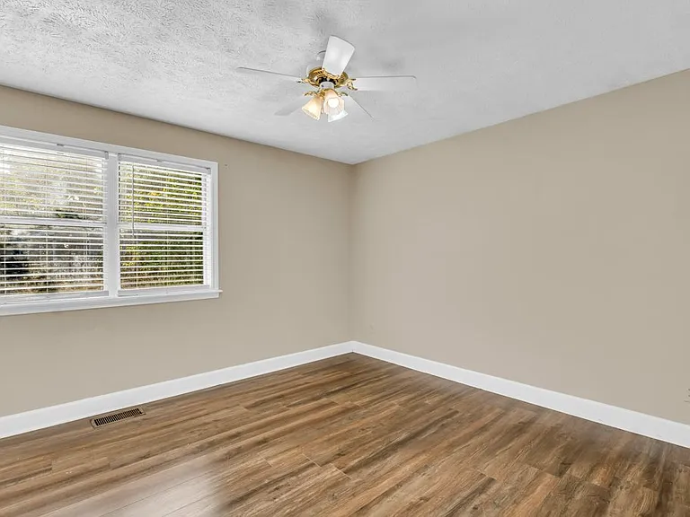 112 W Gillespie St #F — Photo 12