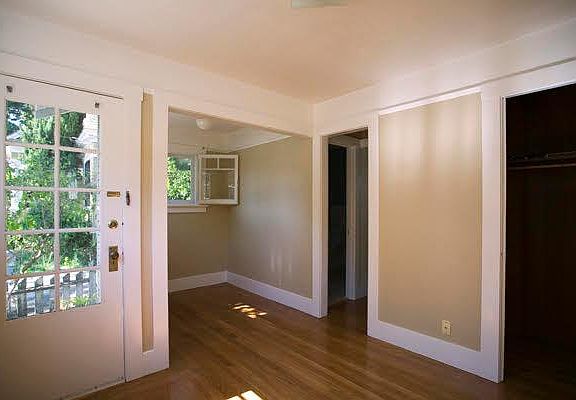 4th image of 373 Waverley St