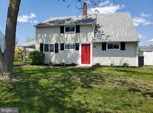 15 Whitewood Dr, Levittown, PA 19057