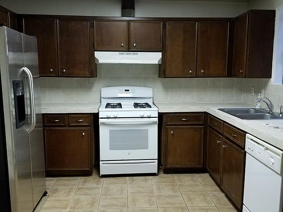 3rd image of 4616 E Cesar Chavez St