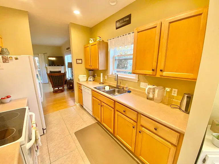 22 Irene Ave — Photo 2