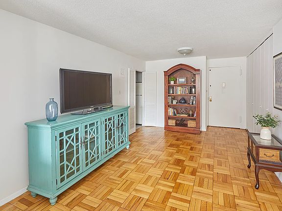 4th image of 201 W 70th St APT 8E