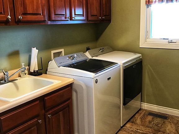 5th image of 31 Lillian Ln