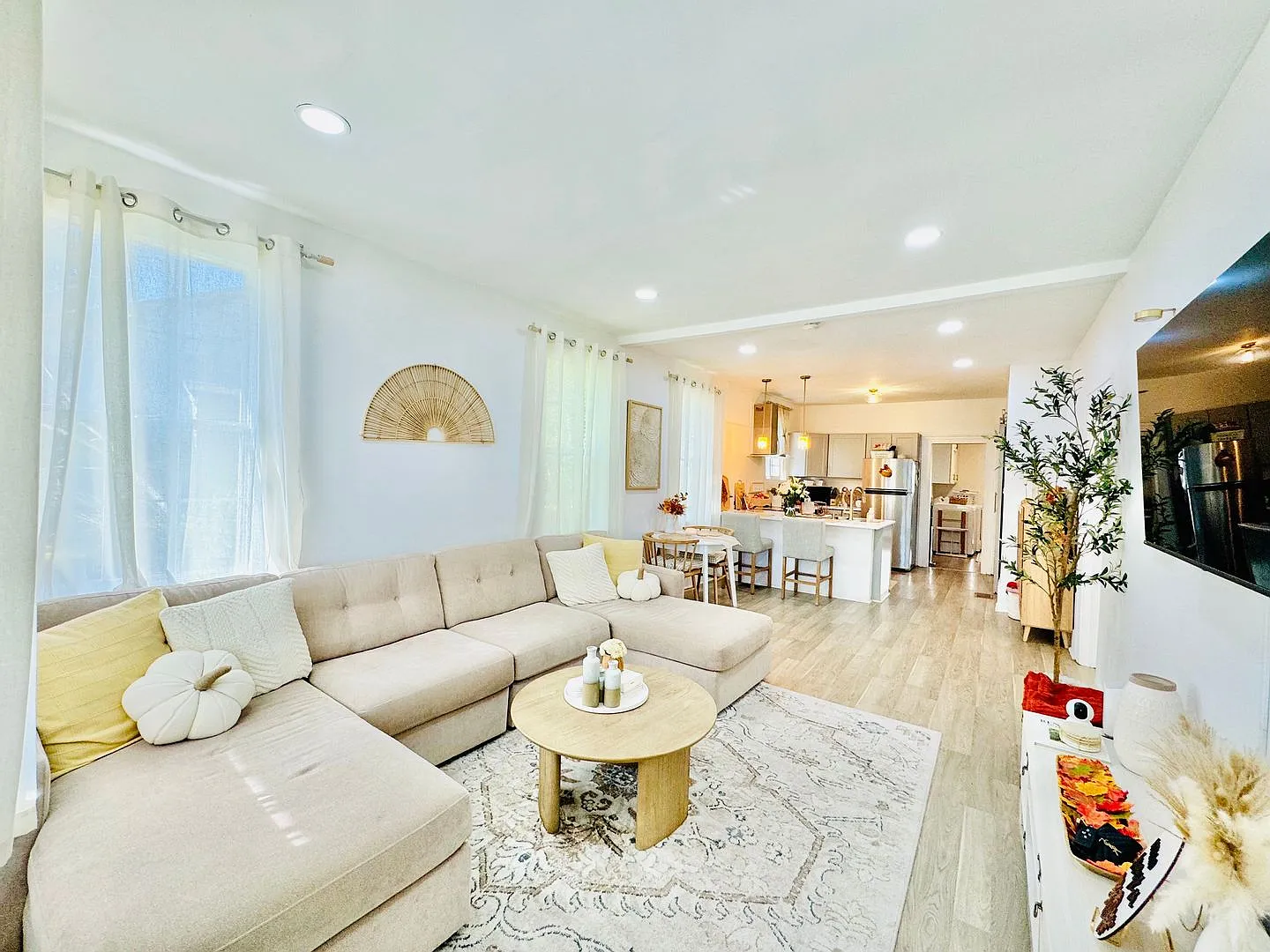 4 Bedroom 2 Bath Bungalow, in Forsyth Park- Available now — Photo 4