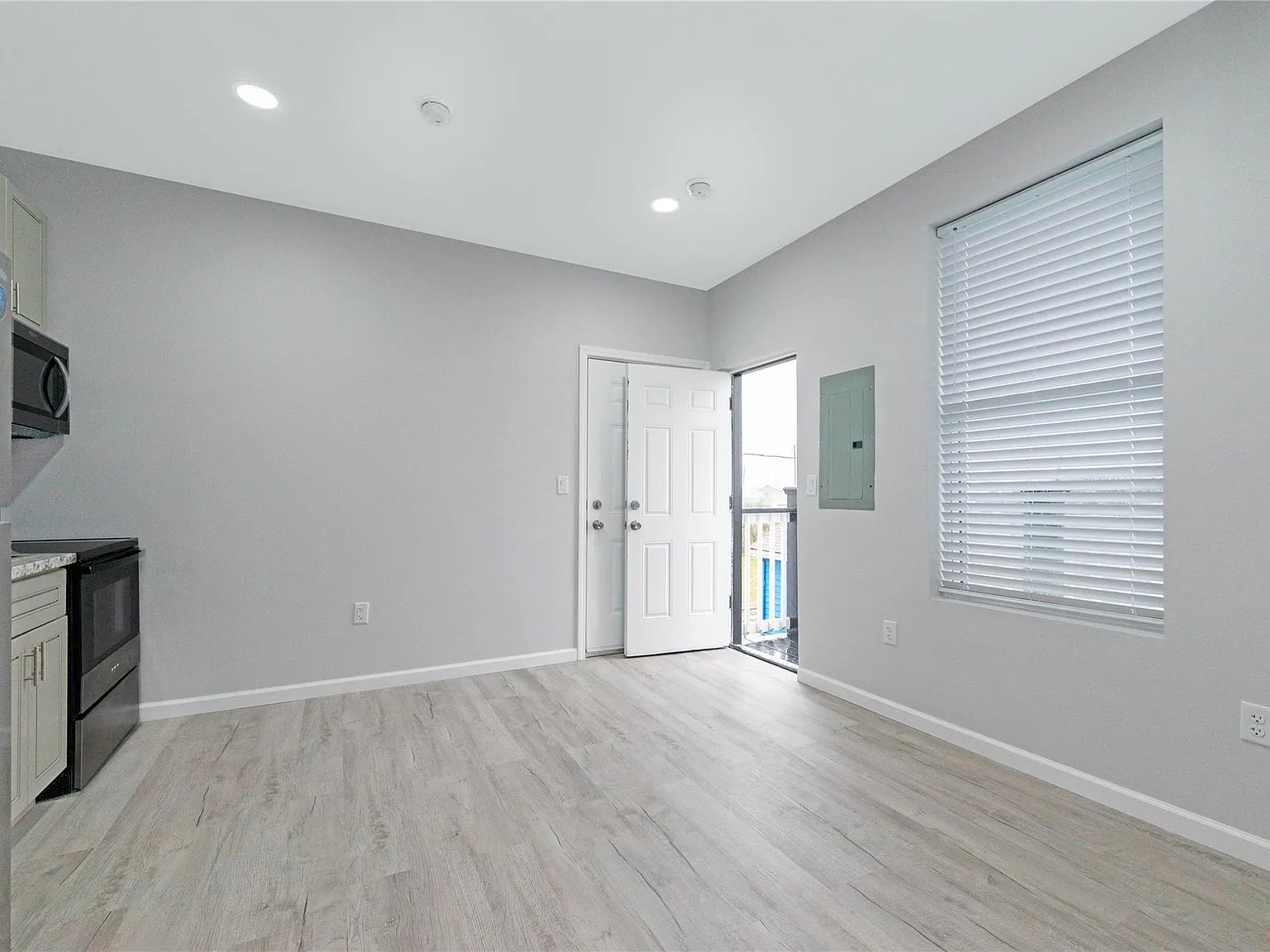 1 bed, 1.0 bath, 400 sqft, $1,050 — Photo 3