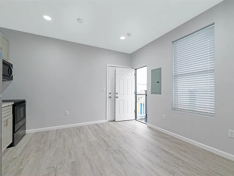 805 Avenue K #B — Photo 3