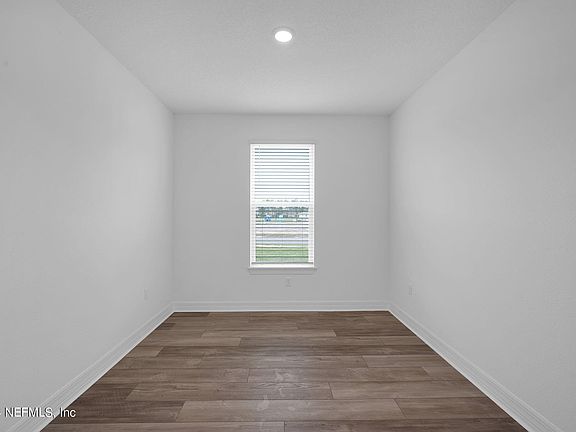 3rd image of 325 CURVED BAY Trail