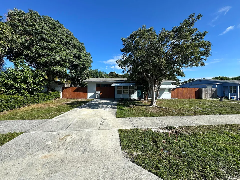 2550 NE 7th Ter
