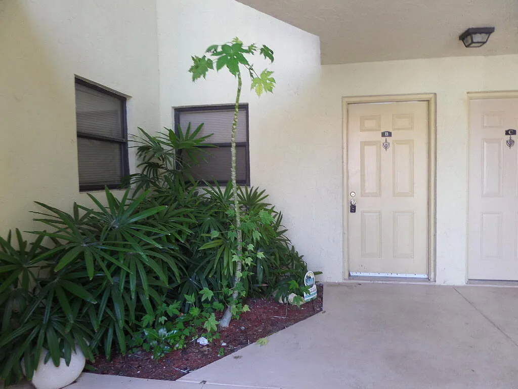 2 bed, 2.0 bath, 904 sqft, $1,950 — Photo 2