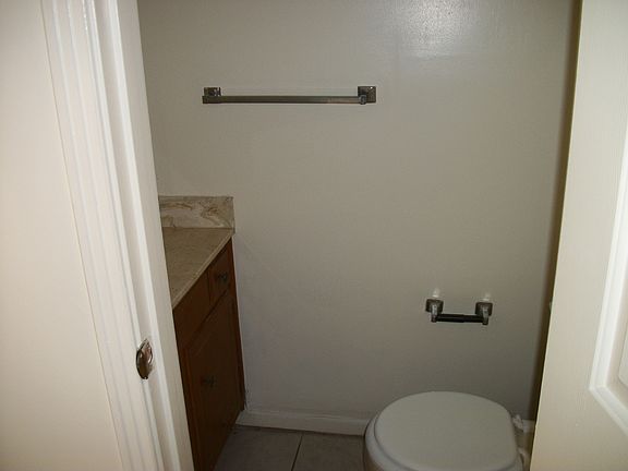 5th image of 813 Meadowlane Dr APT A
