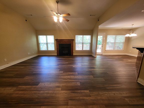 4th image of 19 Shelly Dr