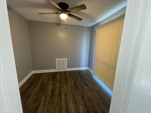 5th image of 130 W Avenue D