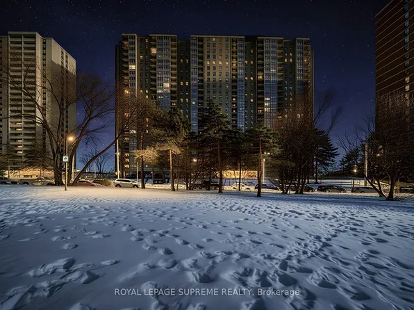 75 Emmett Ave #910, Toronto, ON M6M 5A7