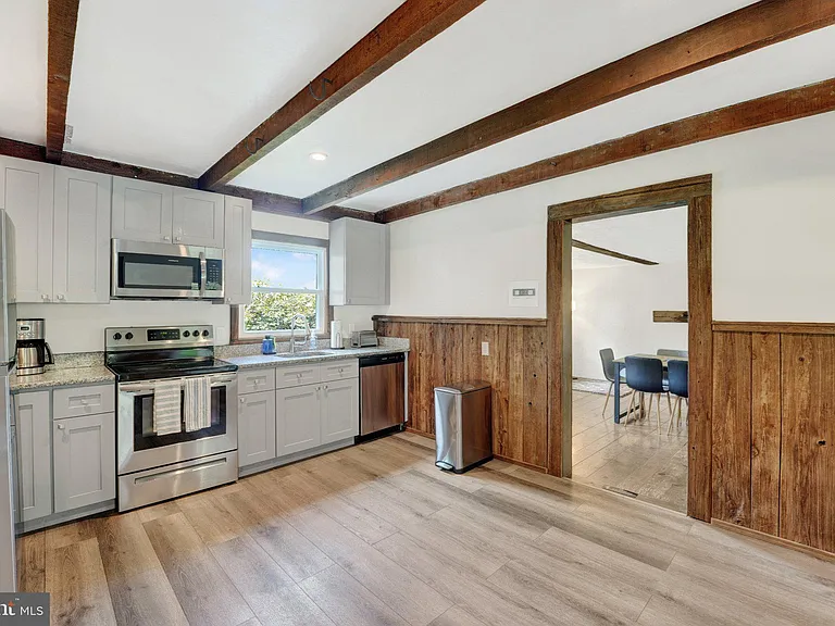 211 Gale Ln — Photo 11