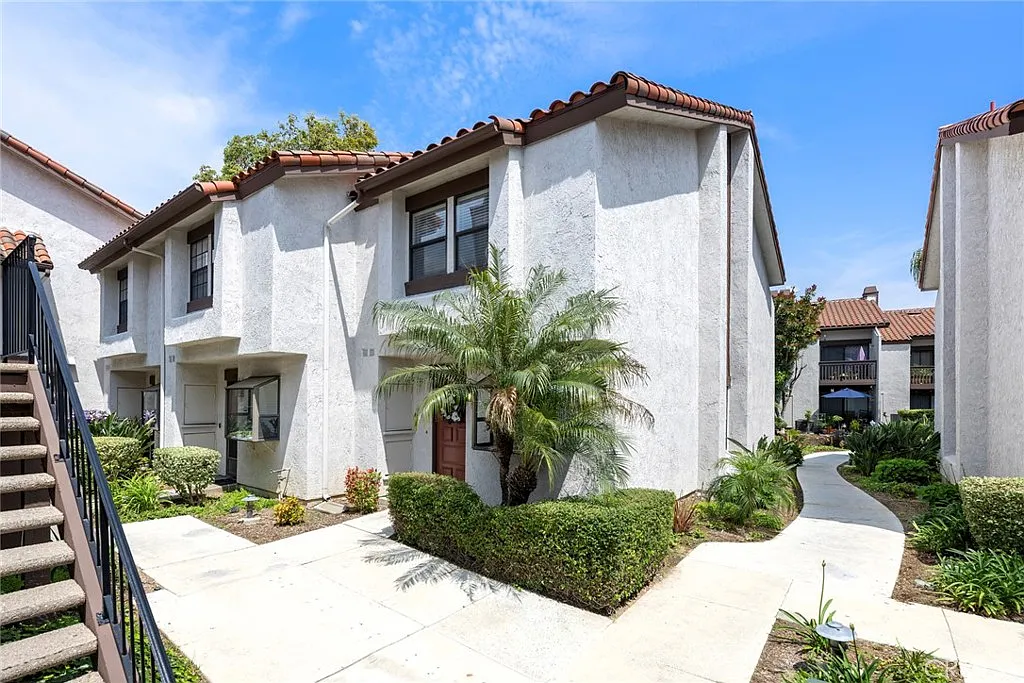 2 bed, 2.5 bath, 1300 sqft, $3,300 — Photo 3