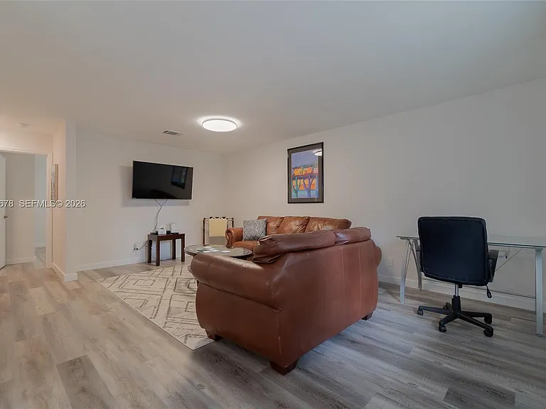 1099 NE 35th St #2 — Photo 2