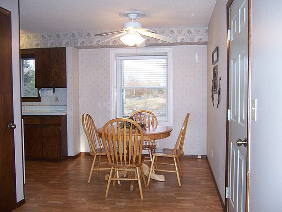 laminate floors, bayed dining window