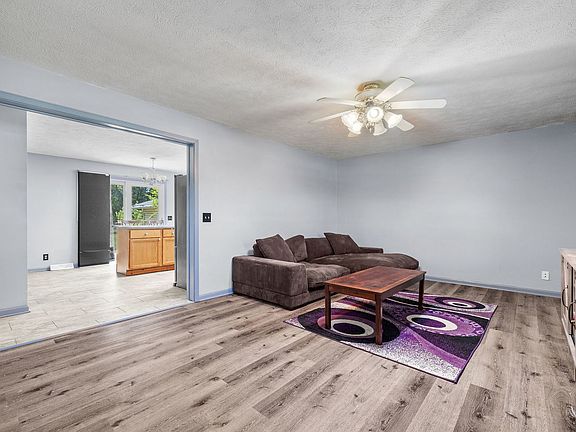4th image of 129 N Vernon Dr