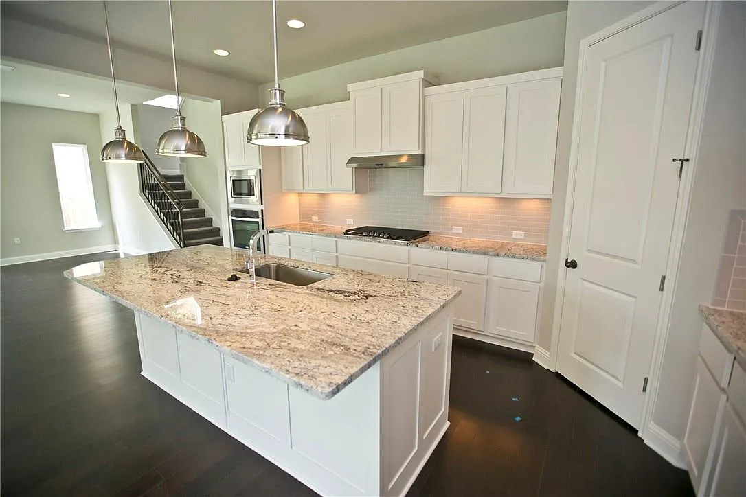 4 bed, 3.0 bath, 2500 sqft, $3,595 — Photo 4