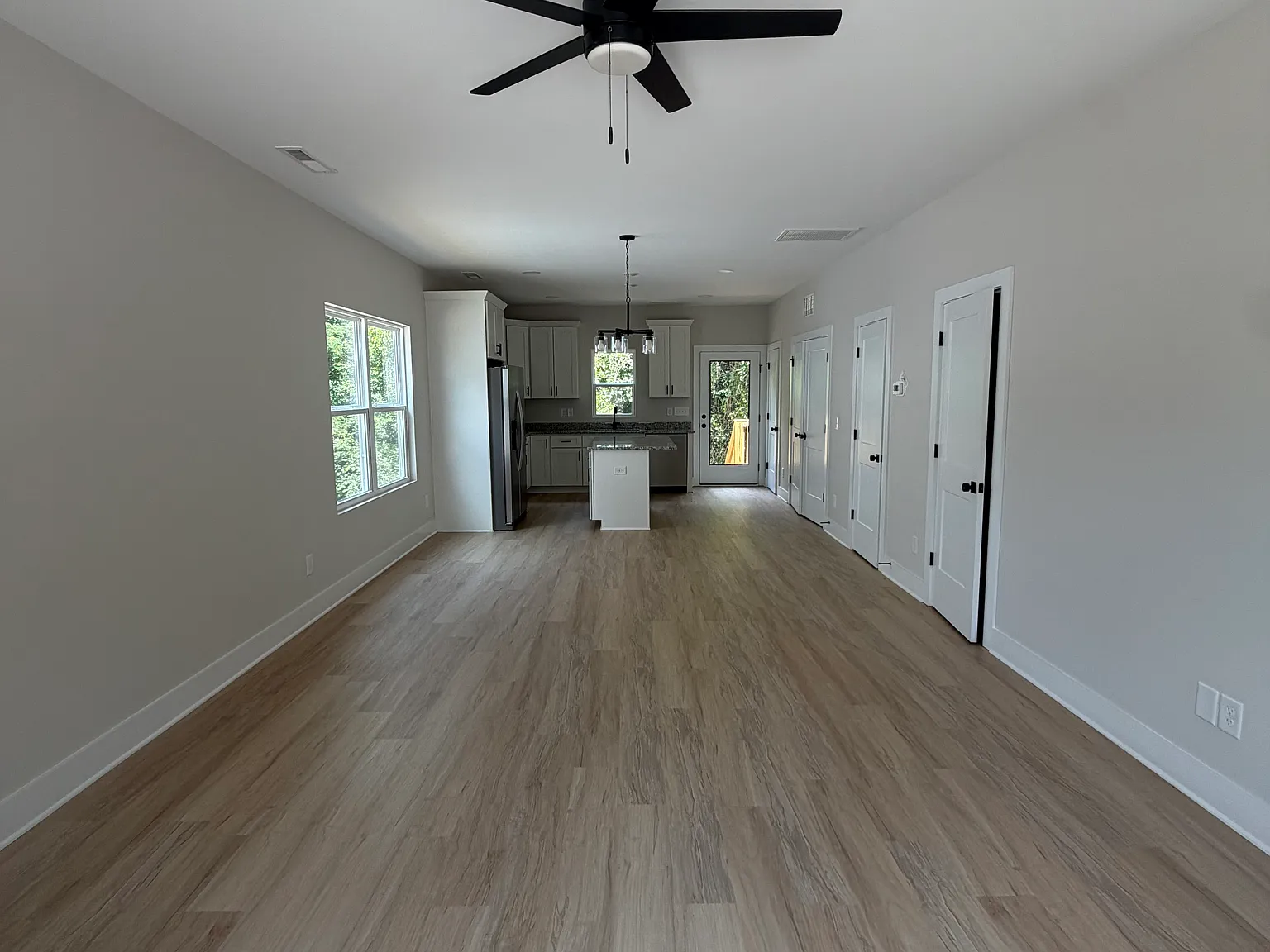 3 bed, 2.5 bath, 1305 sqft, $1,600 — Photo 4