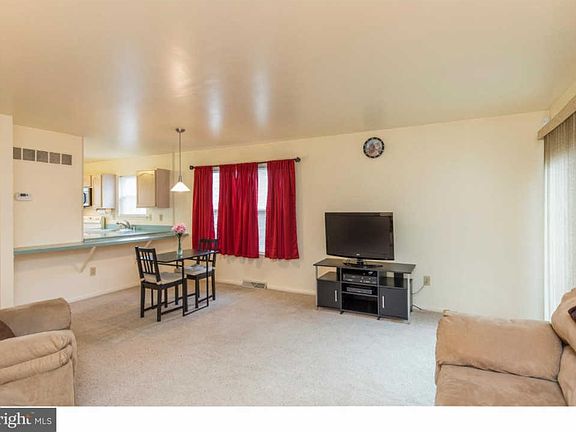 5th image of 123 Wimbledon Ct