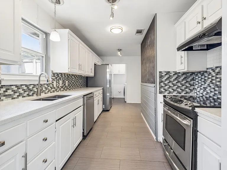 5929 Canterview Dr — Photo 8
