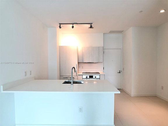4th image of 501 NE 31st St Unit 205