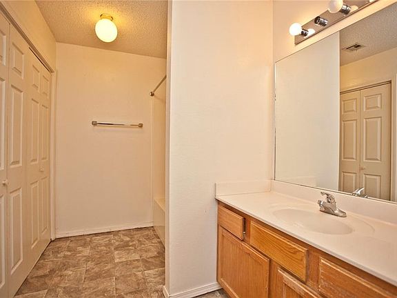 4th image of 54 Holly Dr #B