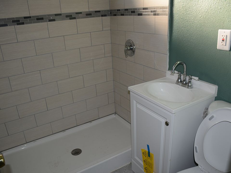 Full Bathroom no Bathtub