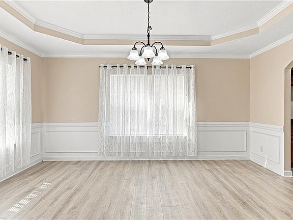 4th image of 319 Maplewood St