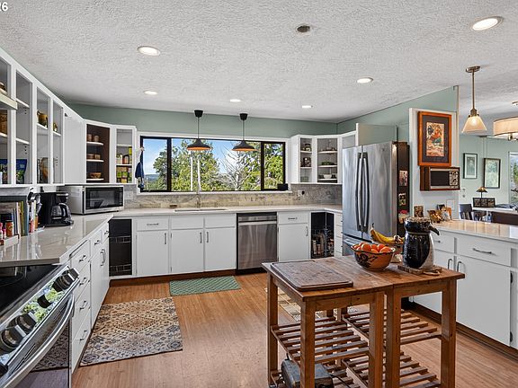4th image of 37758 Harrison Ln