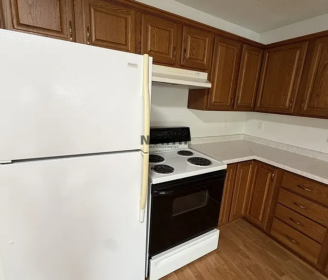 320 Irving St — Photo 6