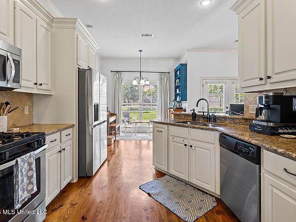 5th image of 102 Oak Meadow Ct