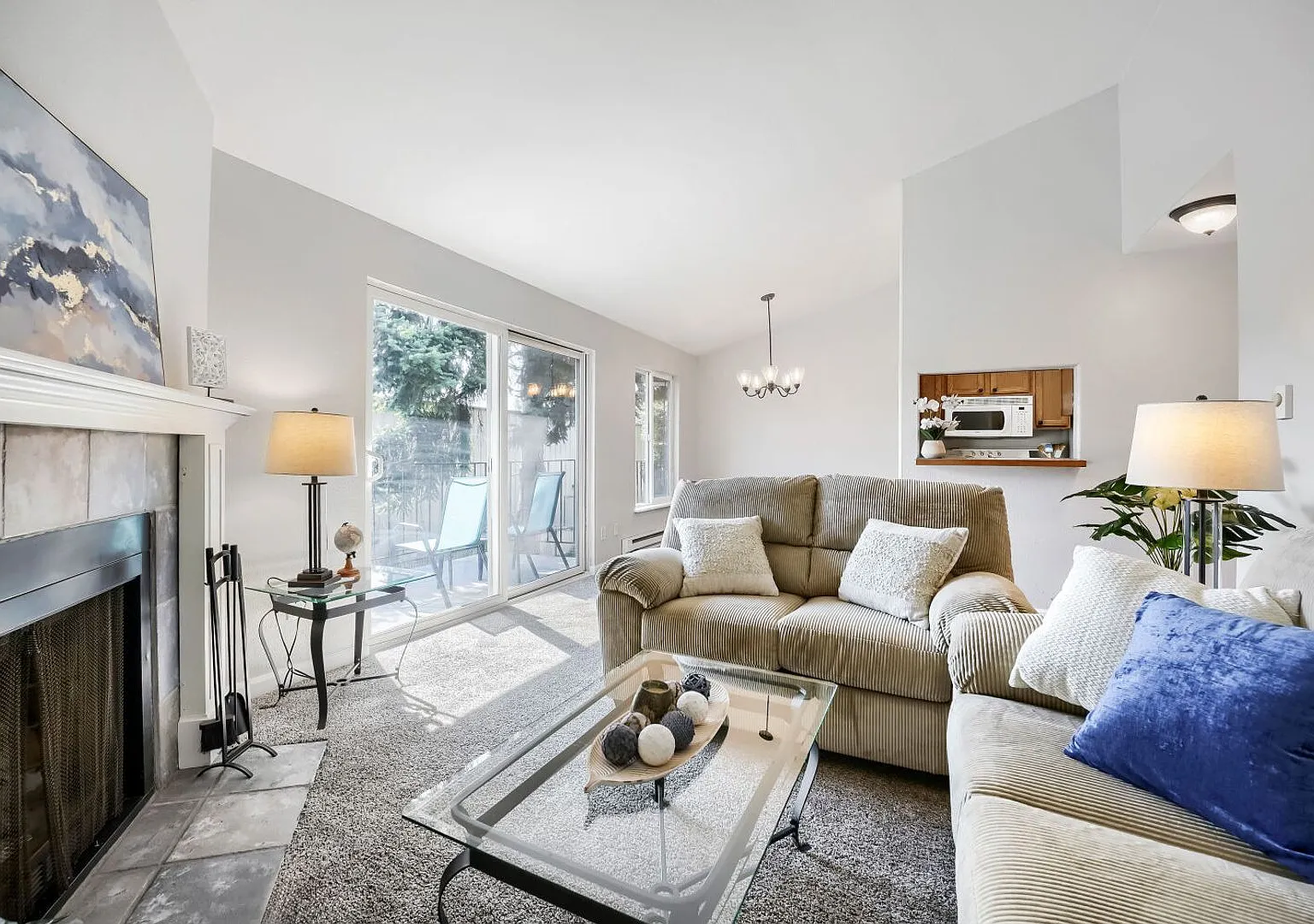 Cozy 2 Bedroom Condo in Auburn — Photo 1