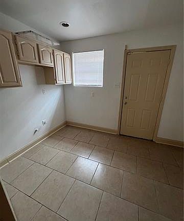 3rd image of 1809 Benton St