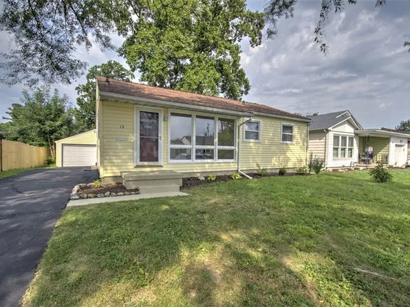 13 Crestview Dr, Decatur, IL 62521