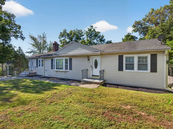7 Madeline Rd, Tewksbury, MA 01876