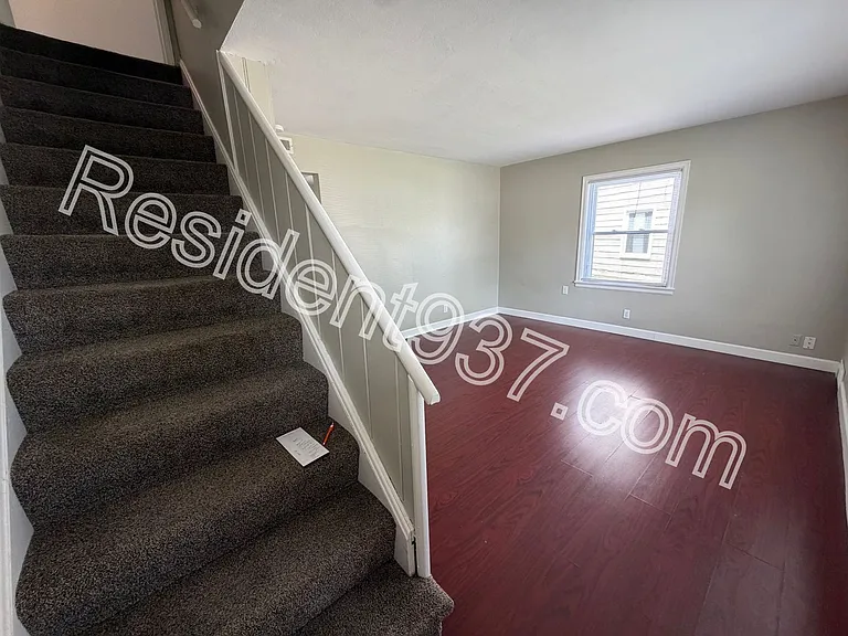 1143 Blakley Dr — Photo 3
