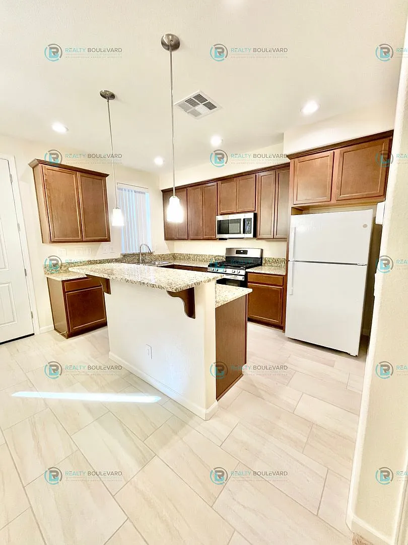 Luxury and Convenience: Fully Equipped 3-Bedroom 2.5 Bathroom 2 car garage Condo in Carson City — Photo 3