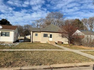 907 Sheridan St, Holdrege, NE 68949