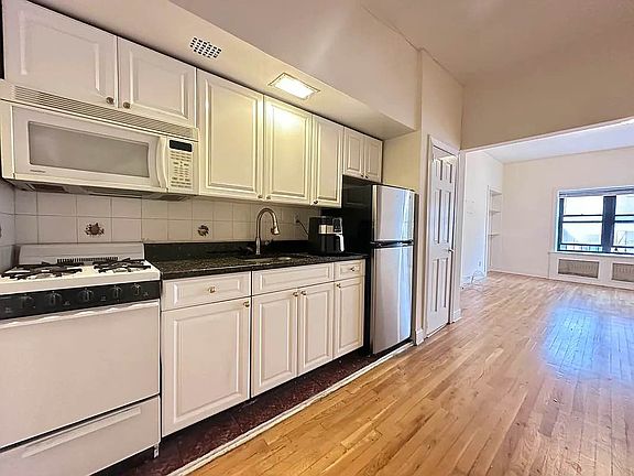 3rd image of 881 10th Ave #3W