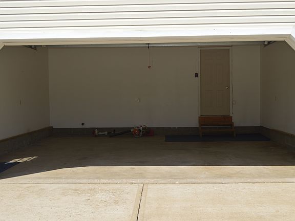 5th image of 385 Spring Valley Dr
