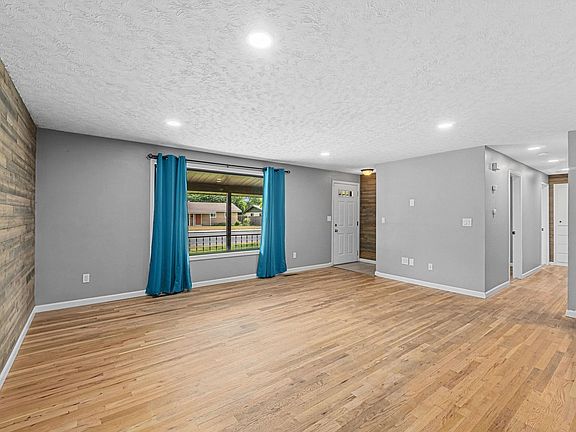 5th image of 412 E Cozza Dr