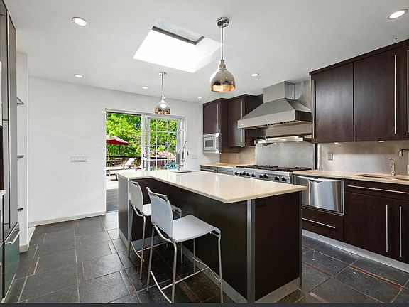 3rd image of 8 Liano Dr