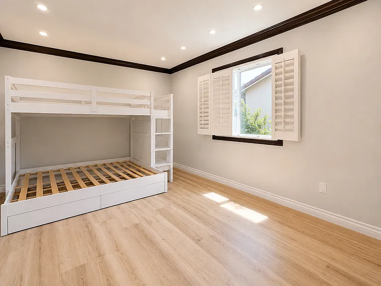 Upstairs small bedroom (13 x 10)