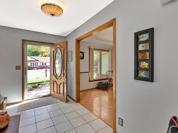 4th image of 2441 N Longwood Cir
