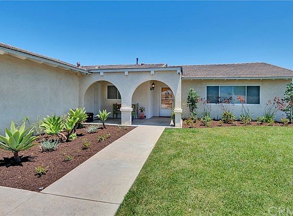 4th image of 2541 Vine Ave