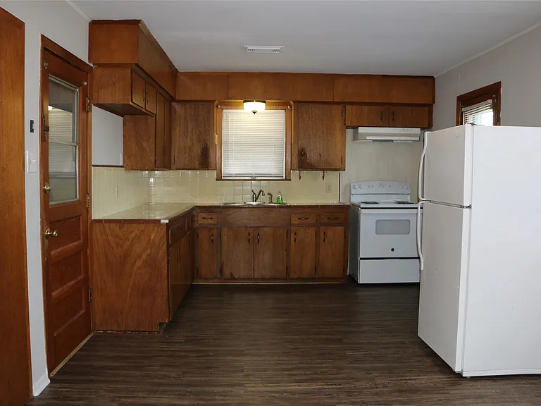 710 W 7th St — Photo 19