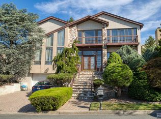 255 Center St, Englewood Cliffs, NJ 07632